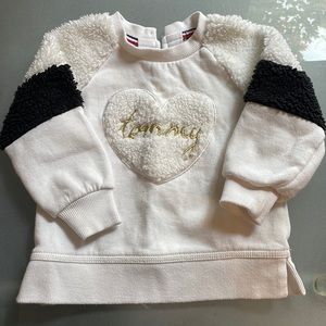 ❤️ 5/$25 - Tommy Hilfiger sweatshirt - Sz 12M